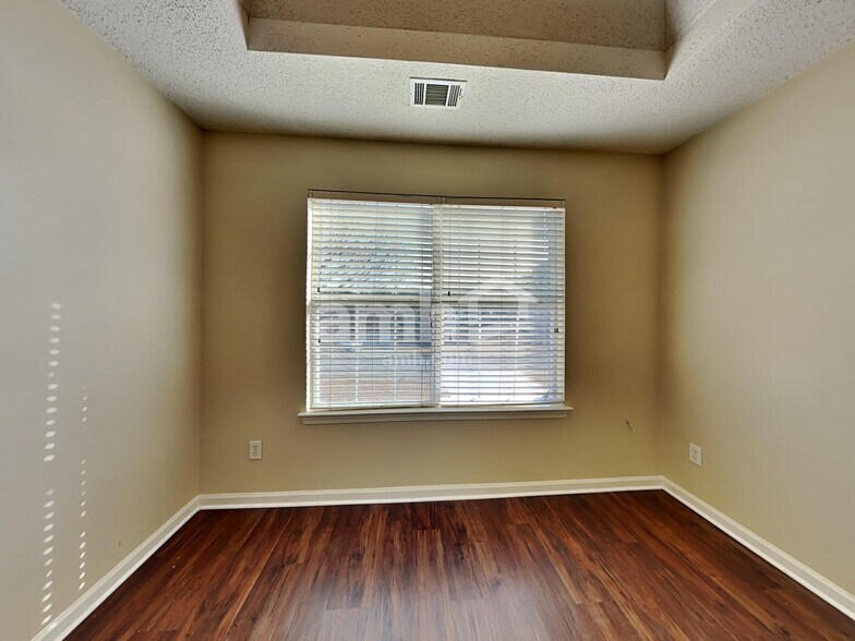 Building Photo - 921 Reda Ct