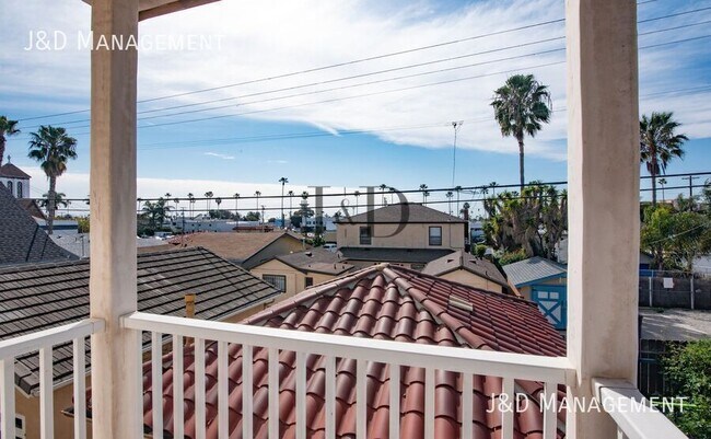 Building Photo - 105 S Ditmar St