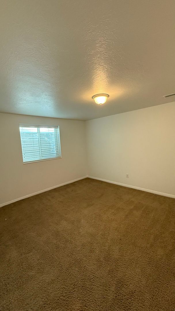 Building Photo - Large Single Family Lehi Home available now!