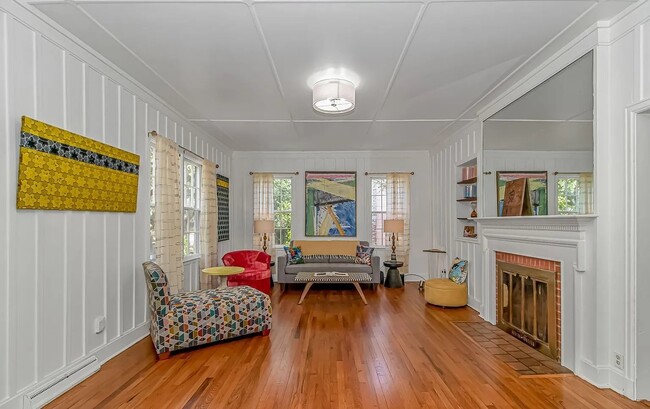 Living room-Fireplace - 509 5th Ave N