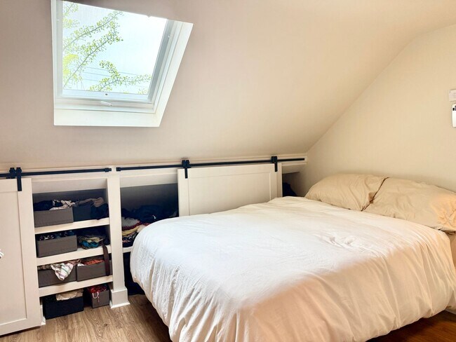 Building Photo - All Inclusive West End Condo-Fully Furnished with Parking!