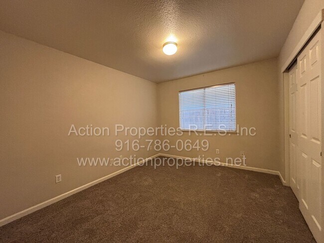 Building Photo - Updated 4 Bed, 2 Bath - 3 Car Garage - New Flooring - Close to Schools, Parks, and Shopping!