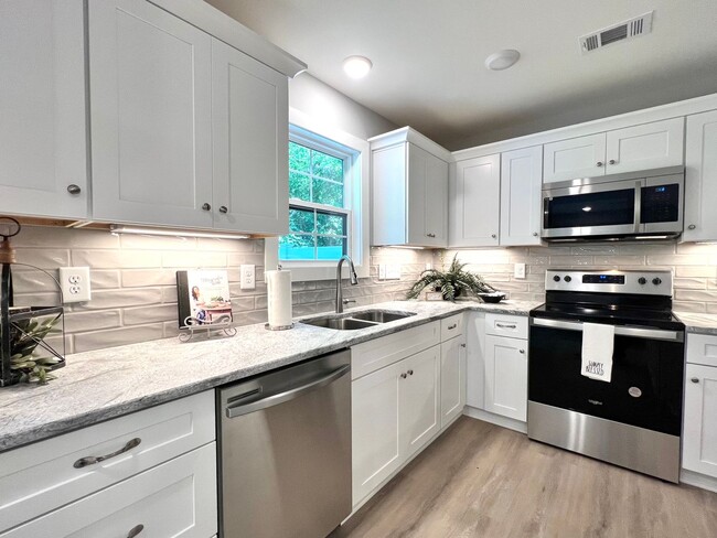 Building Photo - LUXURIOUS TOWNHOME ON THE WEST SIDE OF LEB...