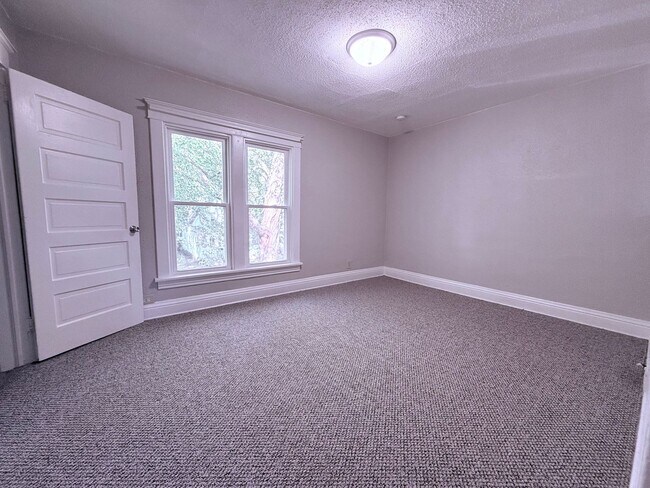 Building Photo - 3-Bed House in Waterloo