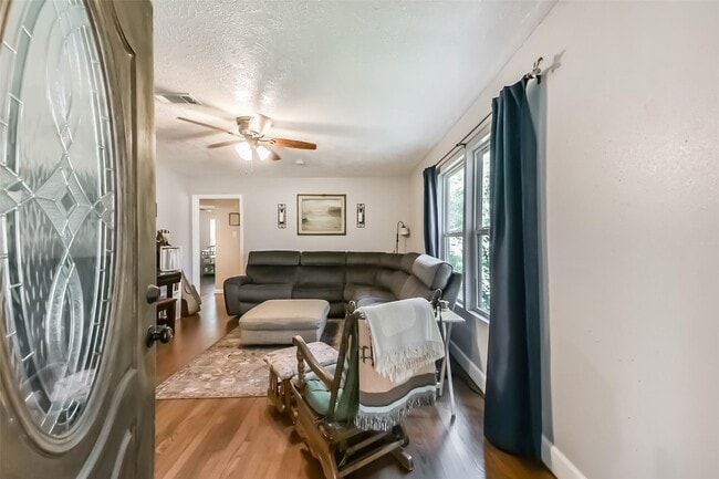 Building Photo - 1102 W Hart Ave