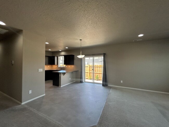 Building Photo - Newer 3 Bedroom / 2 Bathroom Home In NW Re...