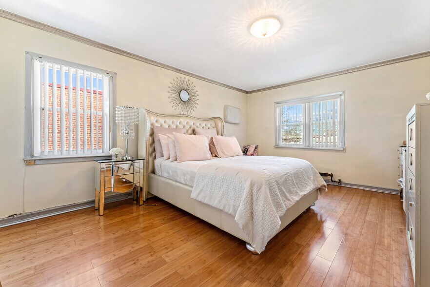 Building Photo - 1318 E 58th St