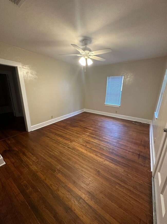 Building Photo - 2/1 house with yard in Midtown! Available now!