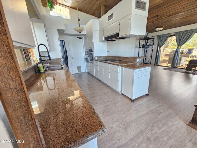 Building Photo - 145 Lakeview Dr