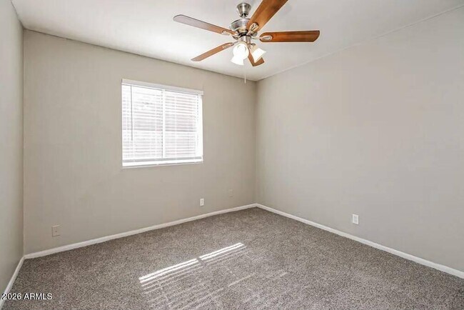 Building Photo - 834 E Glade Ave