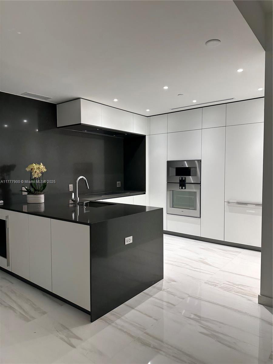 Building Photo - 300 Biscayne Boulevard Way