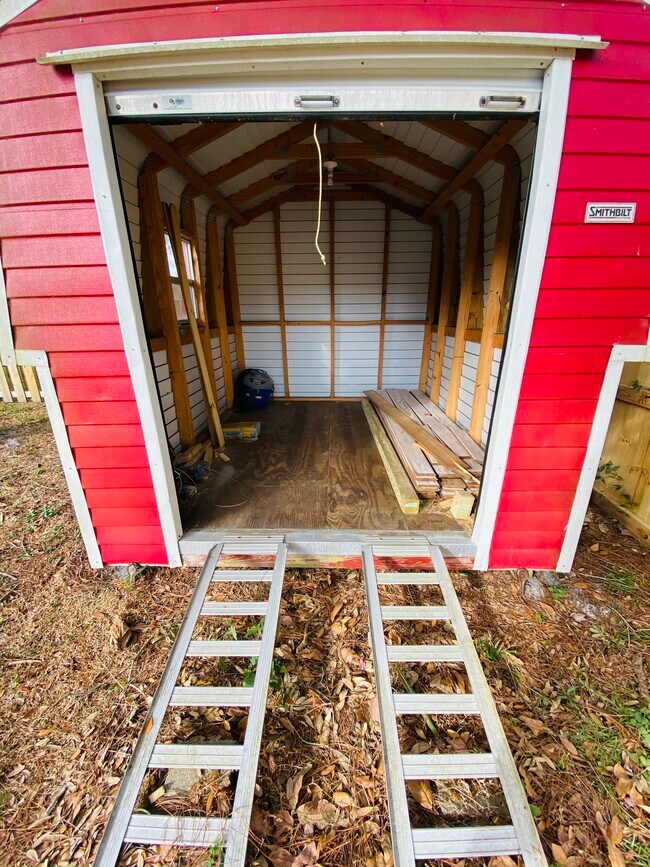 Building Photo - 1417 Dexter Dr N