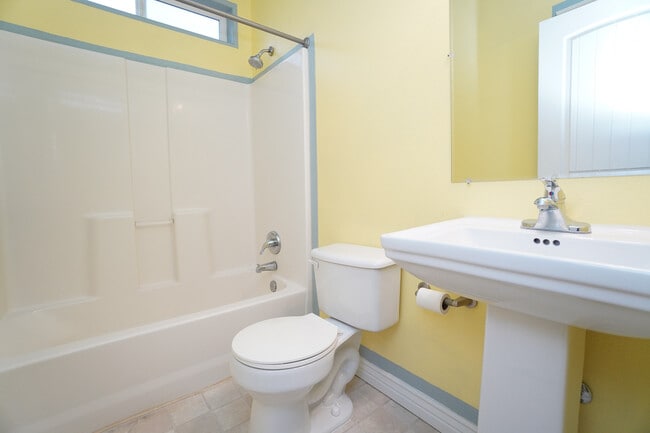 Building Photo - 11565 W Zachery Ave