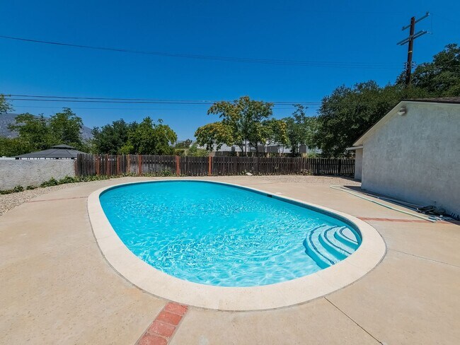 Building Photo - Stunning 3BD/2BA located in beautiful Sunl...