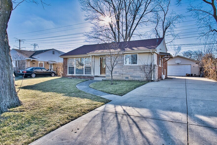 Primary Photo - 7014 N Kilbourn Ave