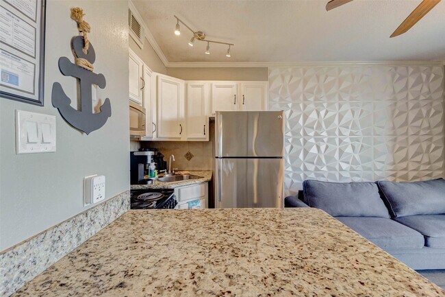 Building Photo - 6102 Seawall Blvd