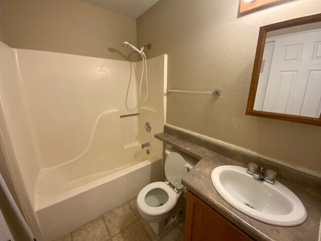 Building Photo - 3 Bedroom 2 Bathroom Duplex