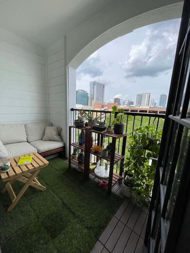 Building Photo - 6th Floor 1 bedroom overlooking Downtown O...