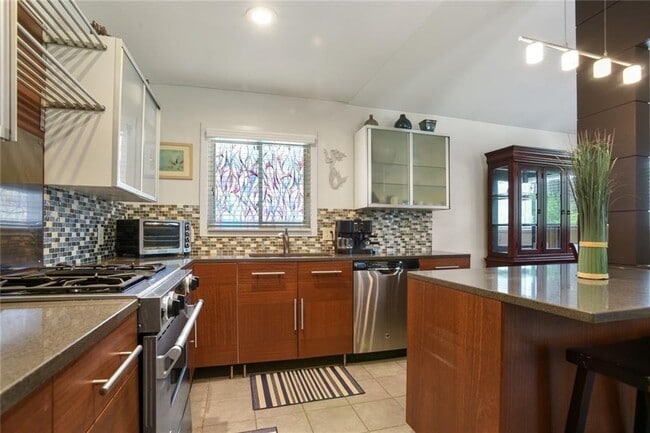 Building Photo - 2056 Arlington Ave NE