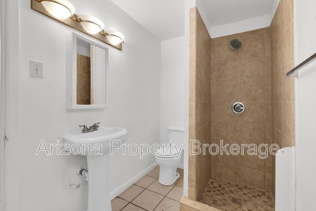 Building Photo - 119 W 9th Pl