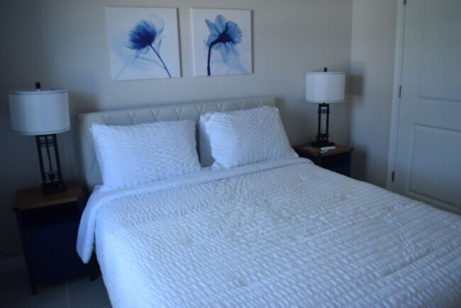 Building Photo - Stunning and elegant fully furnished 3/2/2 villa with Pool, hot tub & Lake views