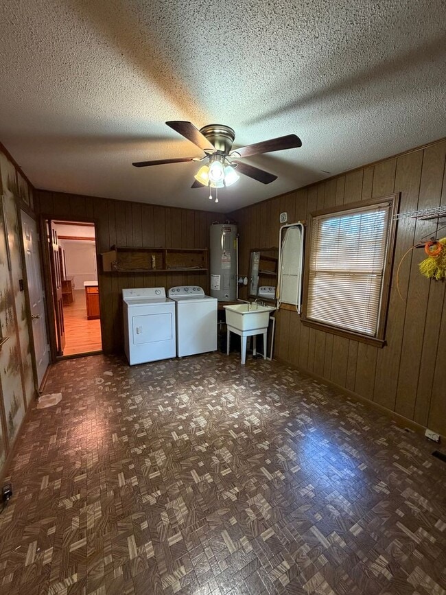 Building Photo - Spacious 3 Bedroom, 2 Bath Home on Over an Acre – Lawn Care Included!