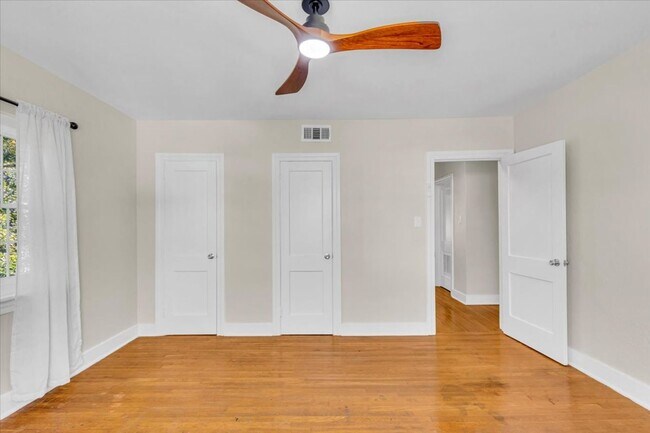 Building Photo - 2 bedroom off of Historic Victory Drive and minutes from Daffin Park