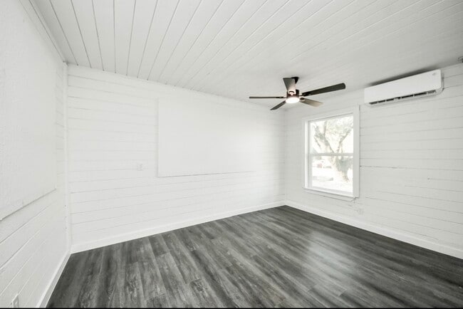 Building Photo - 7640 Broadview Dr