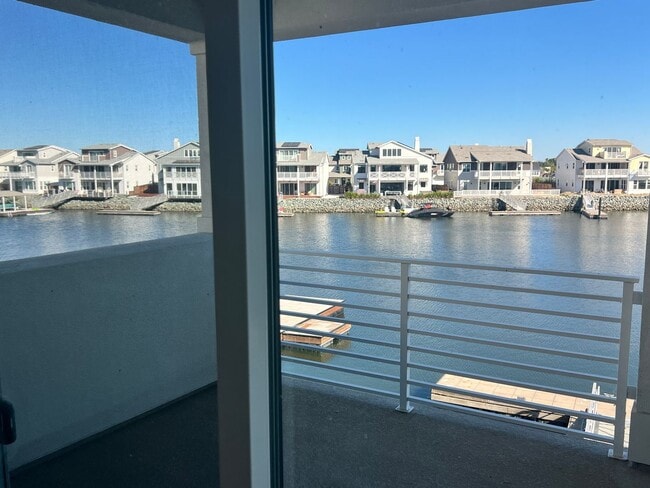Building Photo - Waterfront Beauty