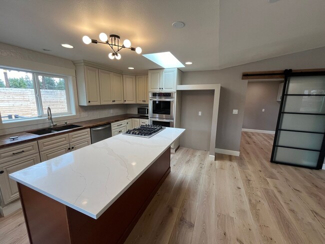 Building Photo - Amazing 4 Bed/3 Bath Home on One Acre with...