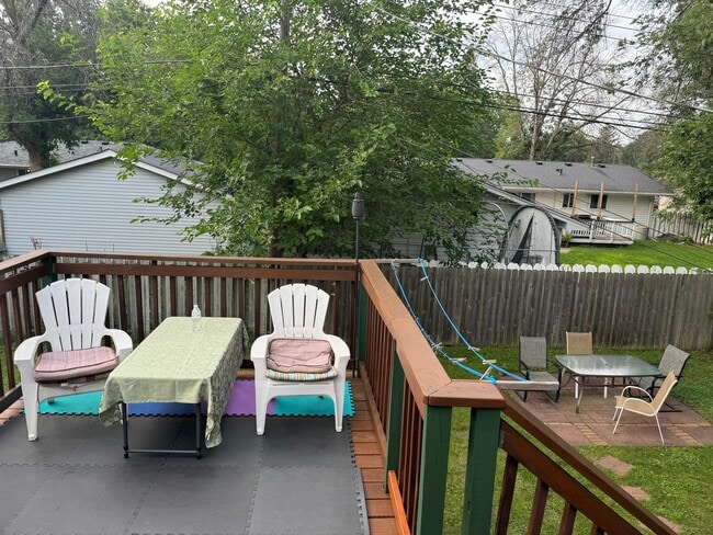 Building Photo - Gorgeous SFH with SS appliances, fenced ba...
