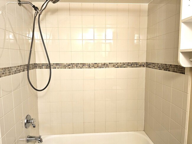 Building Photo - Beautiful 1 Bedroom Condo Near the Mountains
