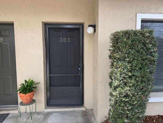 Building Photo - Gorgeous, Completely Remodeled 2/2.5 Condo in Sandlewood Creek- Winter Park!