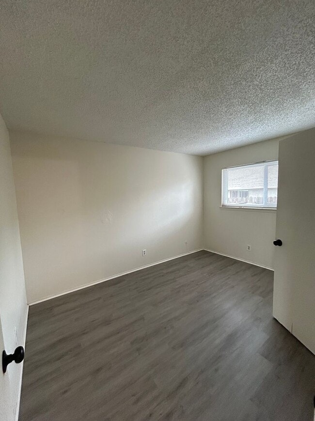 Building Photo - $500 OFF SPECIAL! Beautiful, PET-FRIENDLY upgraded duplex home with massive, private fenced backy...