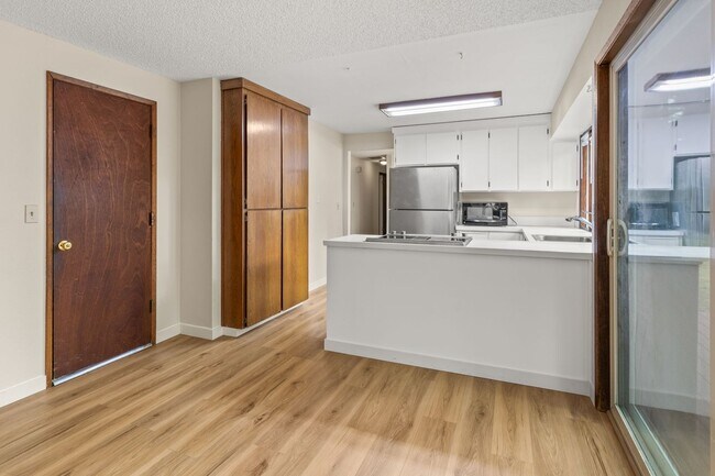 Building Photo - Must See! 3 bed/2 bath home with amazing private backyard - Double Garage/Community Pool