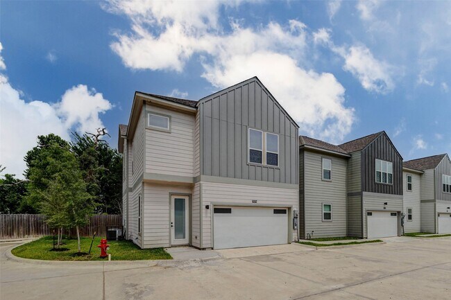 Building Photo - 5727 Elysian St