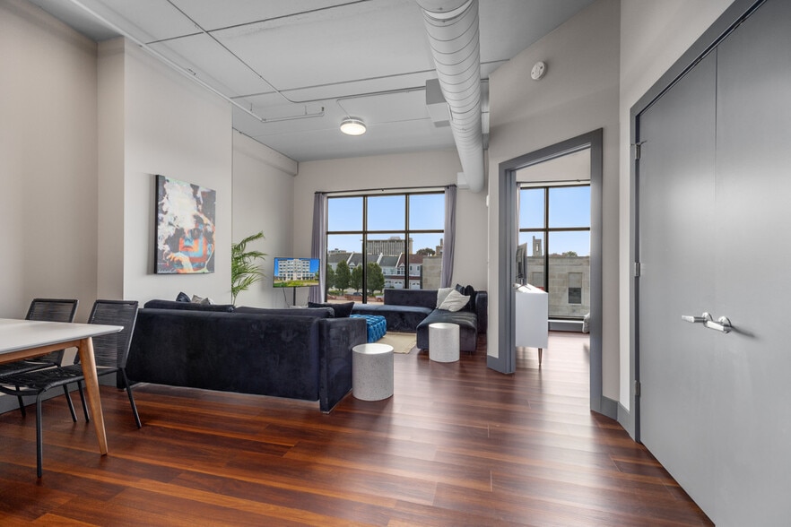 Building Photo - Leonard Luxury Apartments