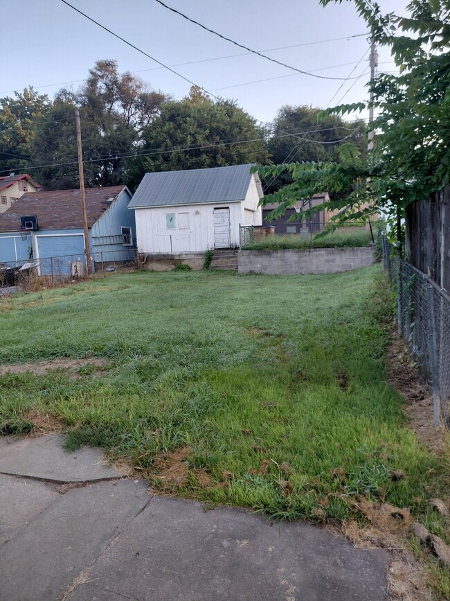 Building Photo - 1405 Kansas Ave