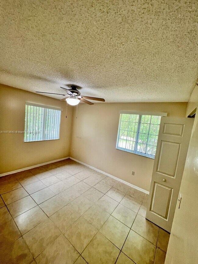 Building Photo - 400 Crestwood Ct N