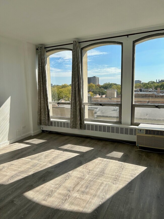 Building Photo - 1450 E 55th St