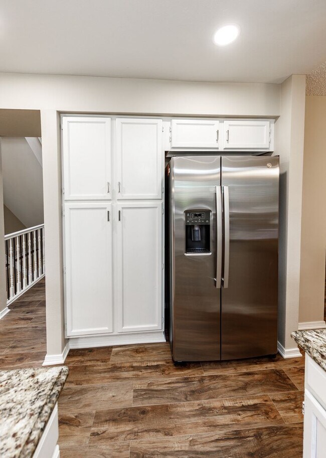 Building Photo - Stunning 5 Bedroom, 3.5 Bath Remodeled Hom...