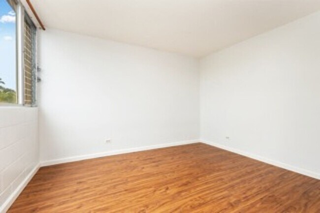 Building Photo - Move-In Ready Salt Lake Condo – Freshly Up...