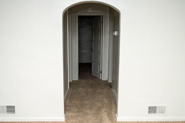 Building Photo - 701 E 200 N