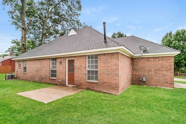 Building Photo - 4590 Lindawood Ln