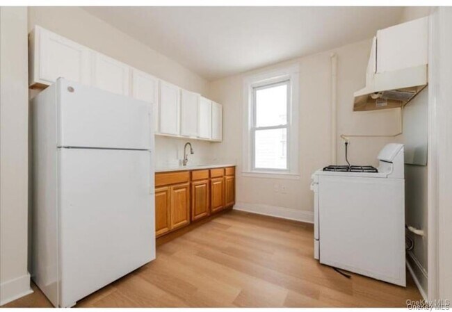 Building Photo - 959 Van Nest Ave