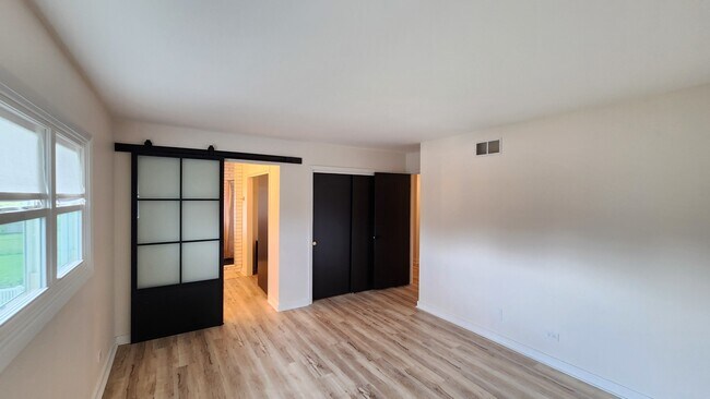 Building Photo - 7749 Lyman Ave
