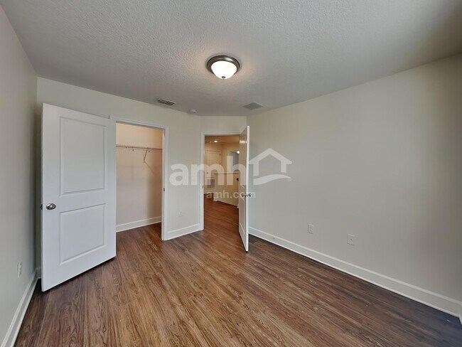 Building Photo - 220 Crestrun Loop