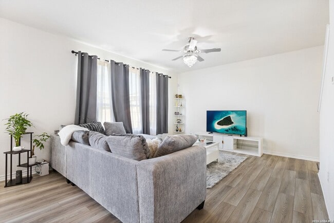 Building Photo - Charming Home Awaits: Spacious & Modern Living in a Prime Location