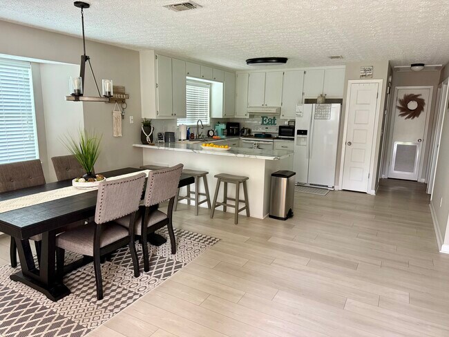 Building Photo - 517 Palm Ave