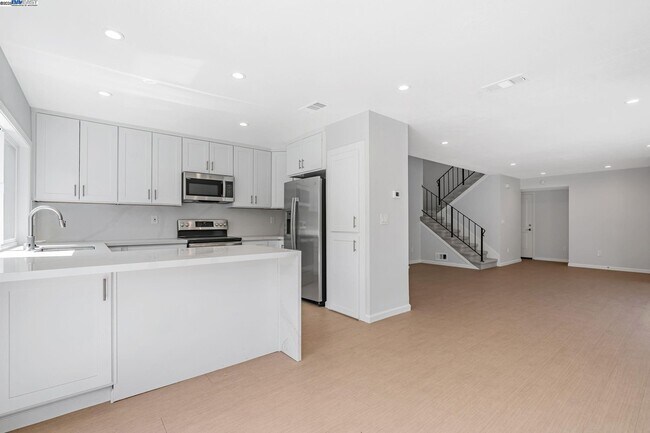 Building Photo - 390 Grovewood Loop N